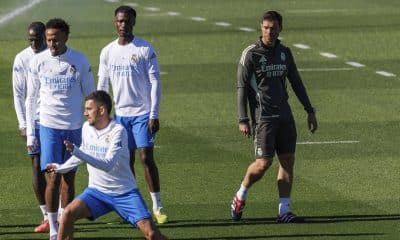 El entrenador del Real Madrid, Xabi Alonso (d), durante el entrenamiento de este lunes en la Ciudad Deportiva de Valdebebas, donde el equipo prepara el partido de Liga de Campeones que disputa mañana ante el Liverpool. EFE/Rodrigo Jiménez
