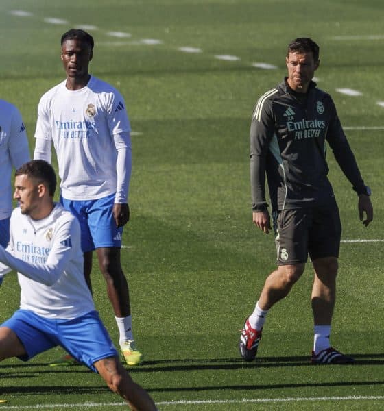 El entrenador del Real Madrid, Xabi Alonso (d), durante el entrenamiento de este lunes en la Ciudad Deportiva de Valdebebas, donde el equipo prepara el partido de Liga de Campeones que disputa mañana ante el Liverpool. EFE/Rodrigo Jiménez