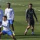 El entrenador del Real Madrid, Xabi Alonso (d), durante el entrenamiento de este lunes en la Ciudad Deportiva de Valdebebas, donde el equipo prepara el partido de Liga de Campeones que disputa mañana ante el Liverpool. EFE/Rodrigo Jiménez