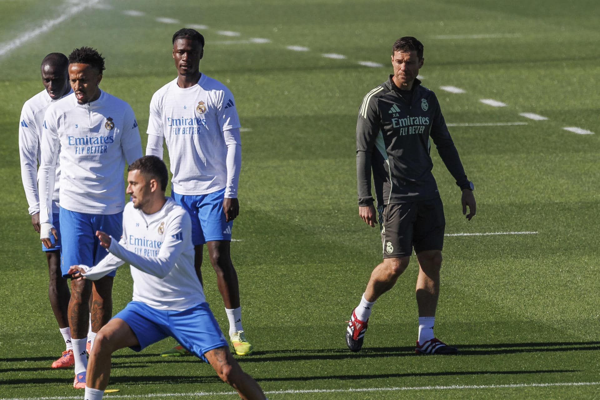 El entrenador del Real Madrid, Xabi Alonso (d), durante el entrenamiento de este lunes en la Ciudad Deportiva de Valdebebas, donde el equipo prepara el partido de Liga de Campeones que disputa mañana ante el Liverpool. EFE/Rodrigo Jiménez