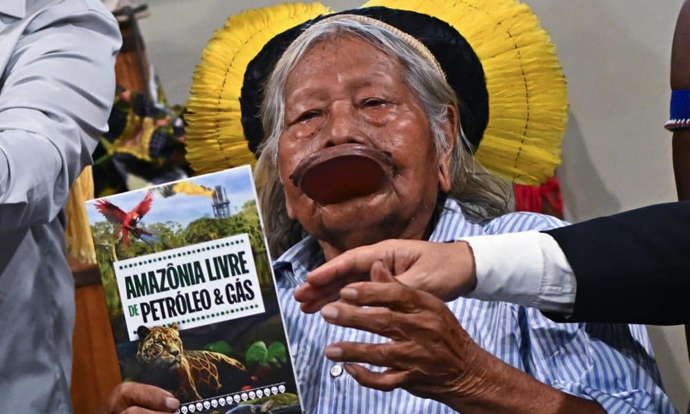 El líder indígena Jefe Raoni Metuktire sostiene un libro este martes, durante un evento en el Centro de Convenciones Hangar, durante la COP30 en Belém (Brasil). EFE/ Andre Borges