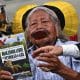 El líder indígena Jefe Raoni Metuktire sostiene un libro este martes, durante un evento en el Centro de Convenciones Hangar, durante la COP30 en Belém (Brasil). EFE/ Andre Borges