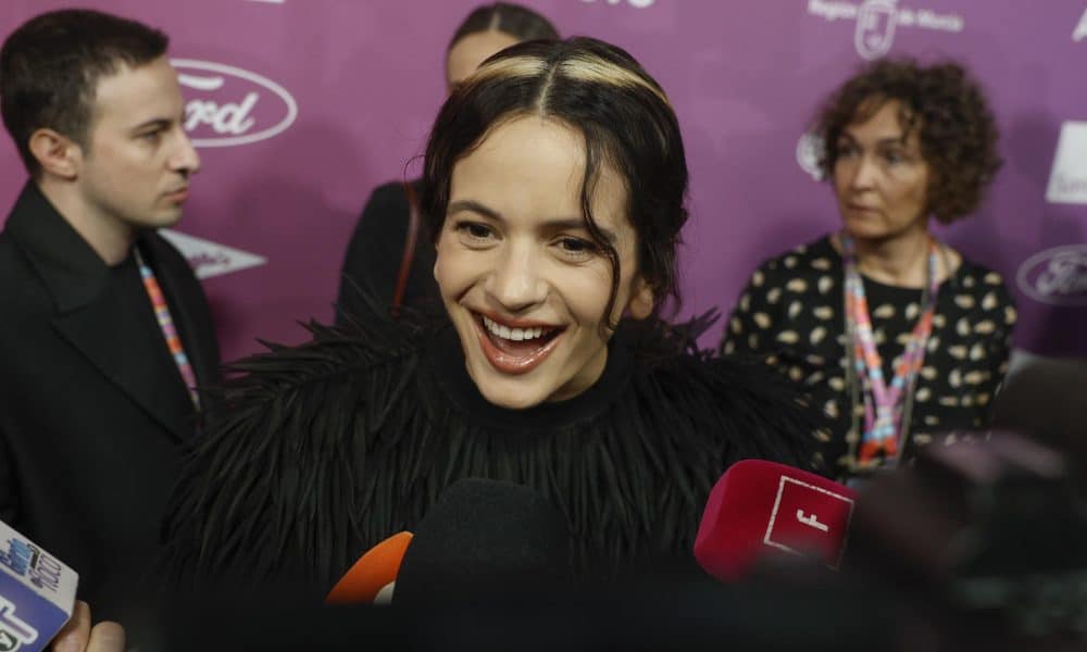 - La cantante Rosalía atiende a la prensa a su llegada a la gala de LOS40 Music Awards 2025 este viernes, en el Roig Arena de València. EFE/ Kai Forsterling