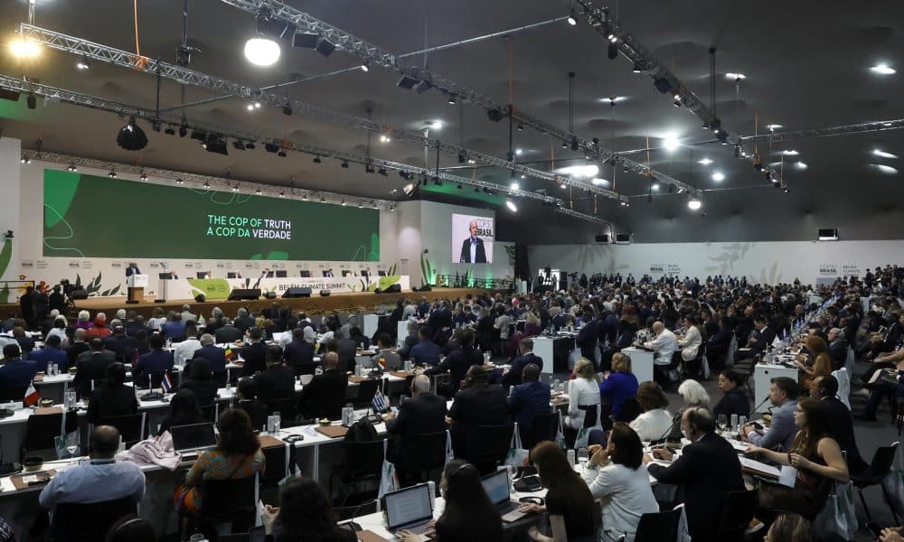 El presidente de Brasil, Luiz Inácio Lula da Silva (i), habla durante la apertura de la cumbre de líderes de la COP30 este jueves, en el Hangar Centro de Convenciones, en Belém (Brasil). EFE/ Antonio Lacerda