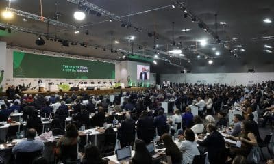 El presidente de Brasil, Luiz Inácio Lula da Silva (i), habla durante la apertura de la cumbre de líderes de la COP30 este jueves, en el Hangar Centro de Convenciones, en Belém (Brasil). EFE/ Antonio Lacerda
