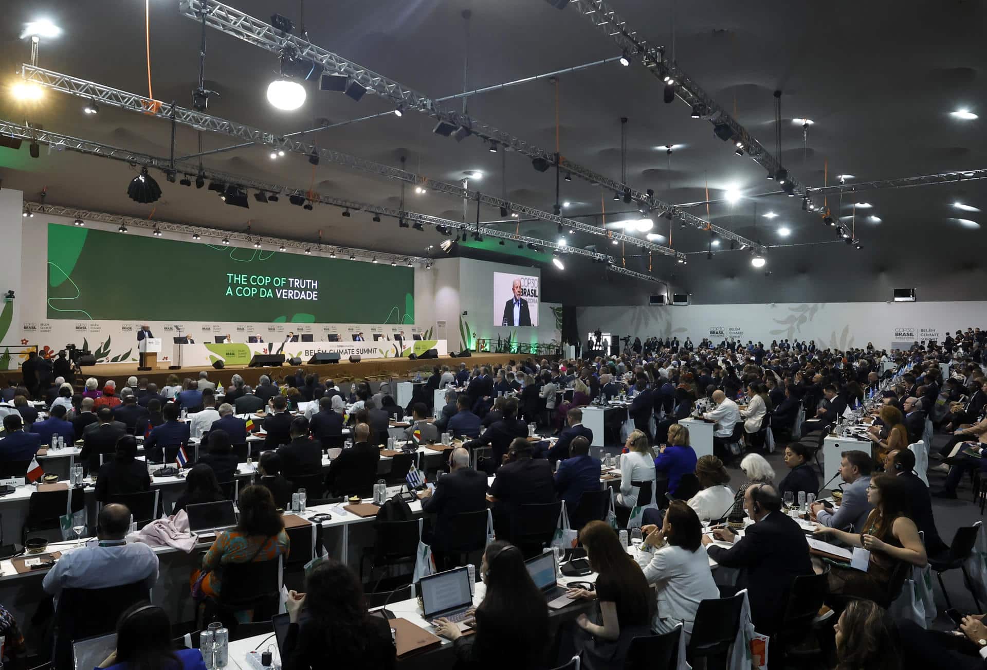 El presidente de Brasil, Luiz Inácio Lula da Silva (i), habla durante la apertura de la cumbre de líderes de la COP30 este jueves, en el Hangar Centro de Convenciones, en Belém (Brasil). EFE/ Antonio Lacerda