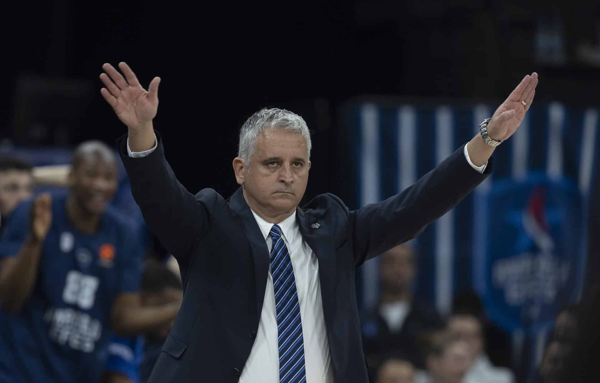 El entrenador Igor Kokoskov, durante un partido del Anadolu Efes disputado el pasado 20 de noviembre. EFE/ TOLGA BOZOGLU