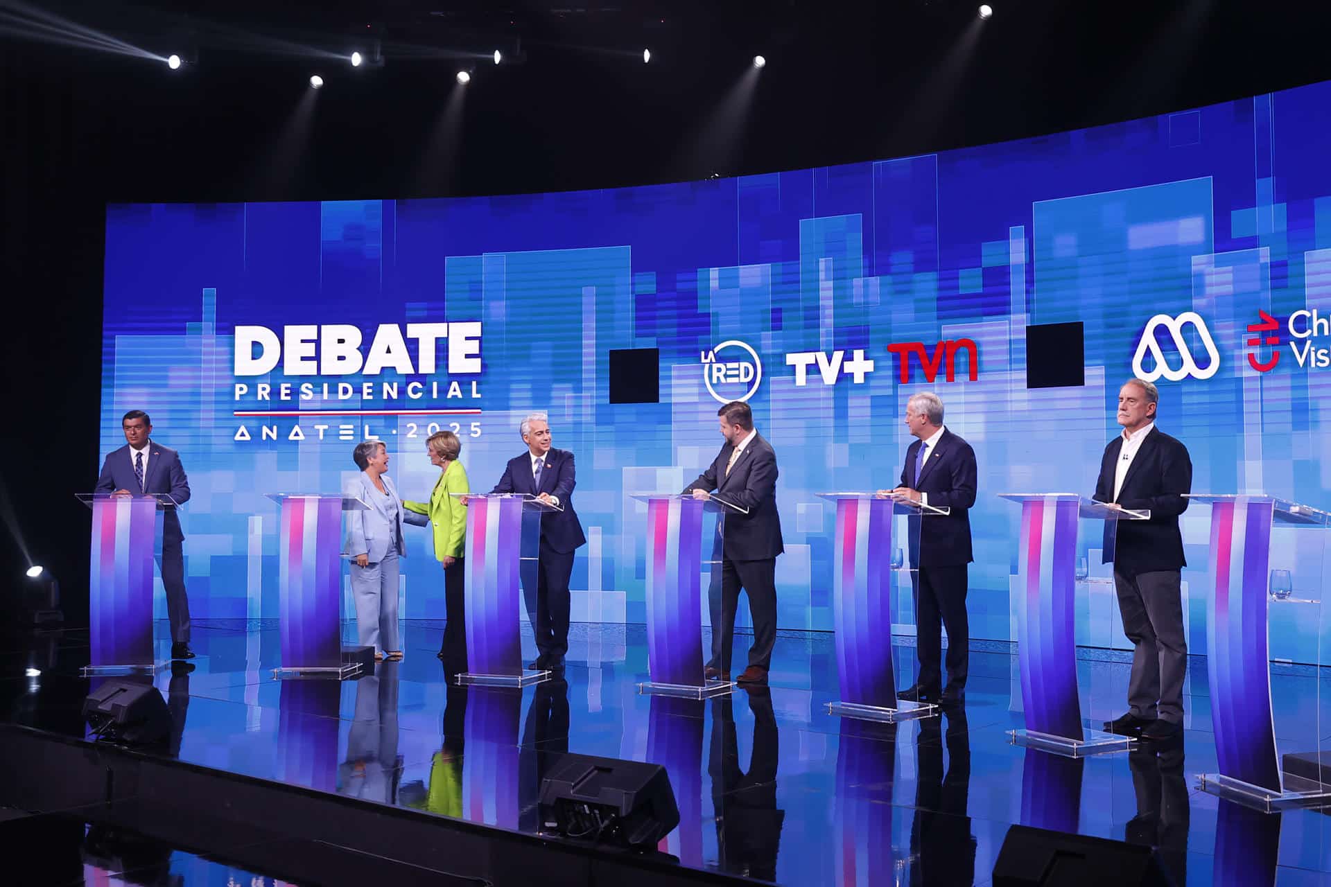 De izquierda a derecha, los candidatos a la Presidencia de Chile, Franco Parisi, del Partido de la Gente; Jeannette Jara, del partido Unidad por Chile; Evelyn Matthei, del partido Chile Grande y Unido; Marco Enríquez-Ominami, independiente; Johannes Kaiser, del Partido Nacional Libertario; José Antonio Kast, del Partido Republicano y Social Cristiano y Eduardo Artés, independiente y representante del movimiento Partido Comunista Acción Proletaria, participan en el debate presidencial organizado por la Asociación Nacional de Televisión (Anatel) este lunes, en Santiago (Chile). EFE/Elvis González
