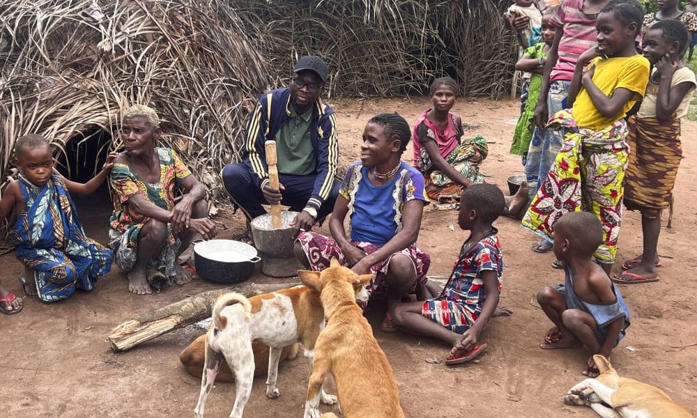 Miembros de la comunidad bayaka en su hábitat en las zonas boscosas de Sangha-Mbaéré, en el sur de la República Centroafricana. La crisis climática tiene rostro en la República Centroafricana (RCA): el del pueblo indígena bayaka, que lucha por sobrevivir en sus amenazados bosques y anhela soluciones de la cumbre climática COP30 que se celebra en Belém (Brasil). EFE/ Jean-Fernand Koena