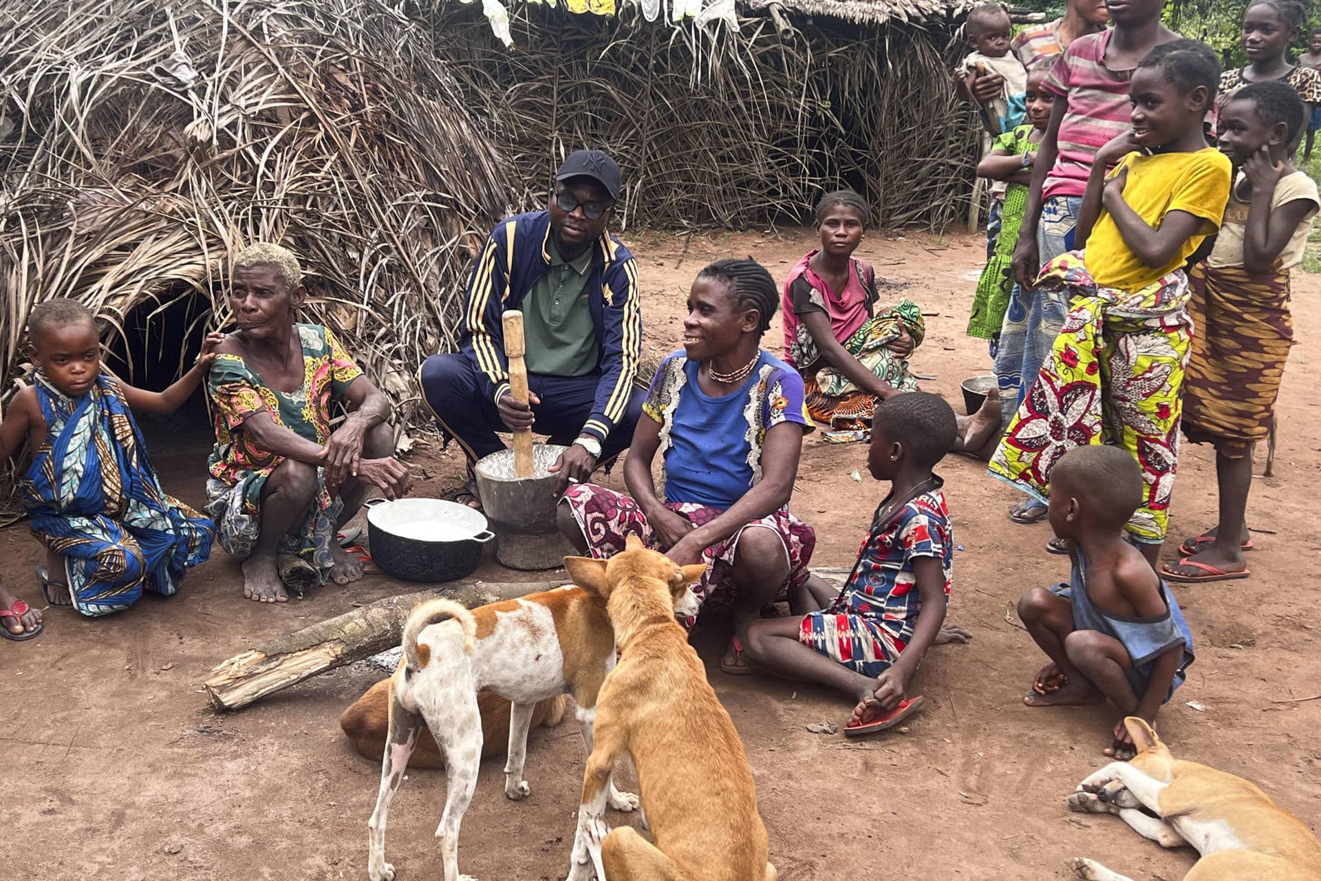 Miembros de la comunidad bayaka en su hábitat en las zonas boscosas de Sangha-Mbaéré, en el sur de la República Centroafricana. La crisis climática tiene rostro en la República Centroafricana (RCA): el del pueblo indígena bayaka, que lucha por sobrevivir en sus amenazados bosques y anhela soluciones de la cumbre climática COP30 que se celebra en Belém (Brasil). EFE/ Jean-Fernand Koena
