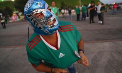 Un aficionado de la selección mexicana de fútbol anima previo a un partido amistoso en el Estadio Akron, en Guadalajara (México). Imagen de archivo. EFE/ Francisco Guasco