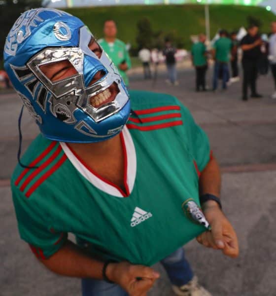 Un aficionado de la selección mexicana de fútbol anima previo a un partido amistoso en el Estadio Akron, en Guadalajara (México). Imagen de archivo. EFE/ Francisco Guasco