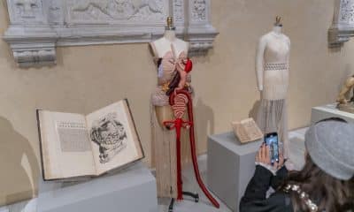 Una persona asiste a la exposición del Costume Institute de primavera de 2026, este lunes, en Nueva York (Estados Unidos). EFE/ Angel Colmenares