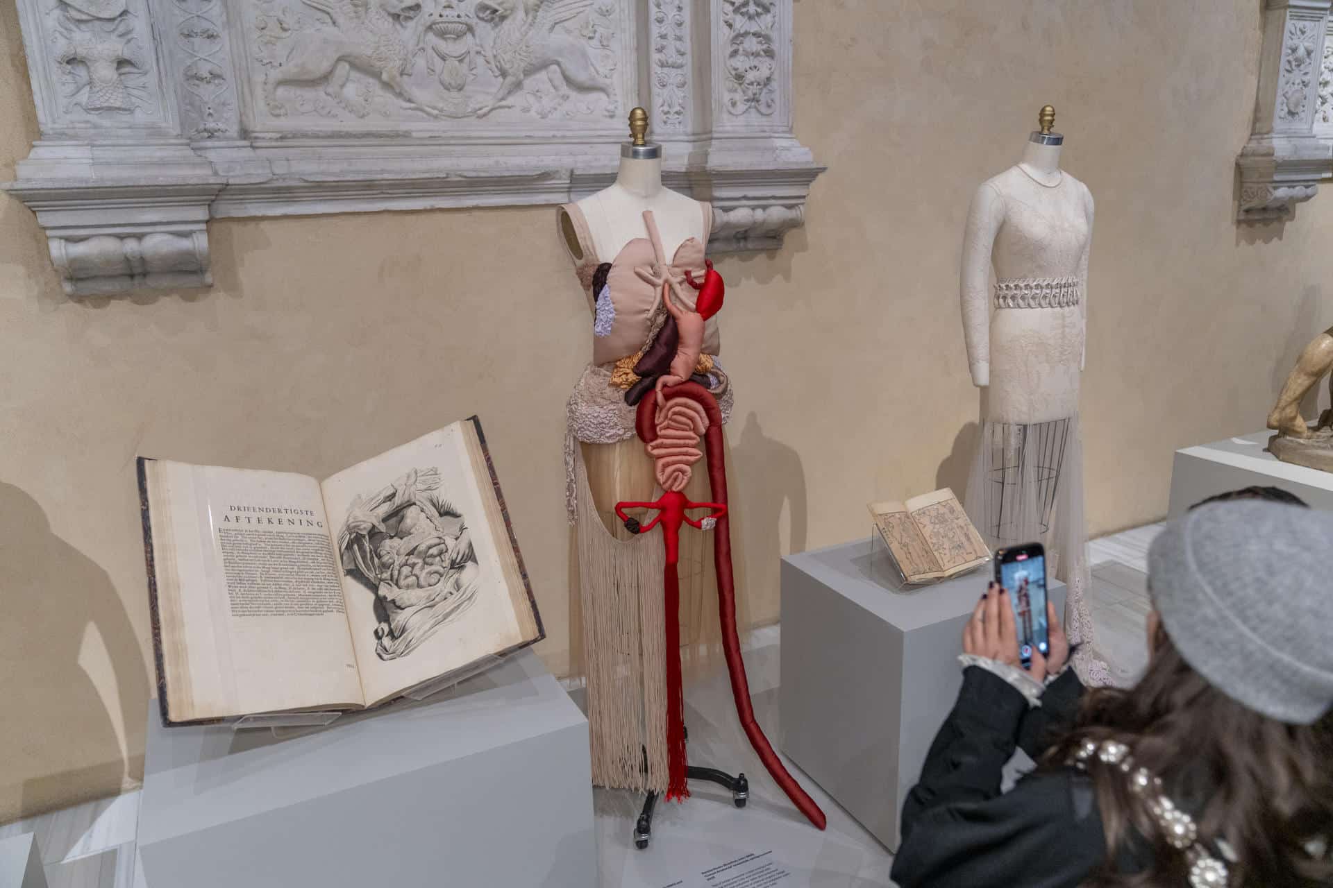 Una persona asiste a la exposición del Costume Institute de primavera de 2026, este lunes, en Nueva York (Estados Unidos). EFE/ Angel Colmenares