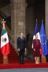 La presidenta de México, Claudia Sheinbaum (d), y el presidente de Francia, Emmanuel Macron (i), participan durante la ceremonia de bienvenida este viernes en Palacio Nacional de la Ciudad de México (México). EFE/Sáshenka Gutiérrez