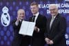 El exfutbolista Toni Kroos (c) recibe la Cruz de Caballero de la Orden del Mérito de la República Federal de Alemania de manos del presidente de Alemania, Frank-Walter Steinmeier (d), junto al presidente del Real Madrid, Florentino Pérez (i), este jueves en el Palco de Honor del Bernabéu, en Madrid. EFE/ Sergio Pérez
