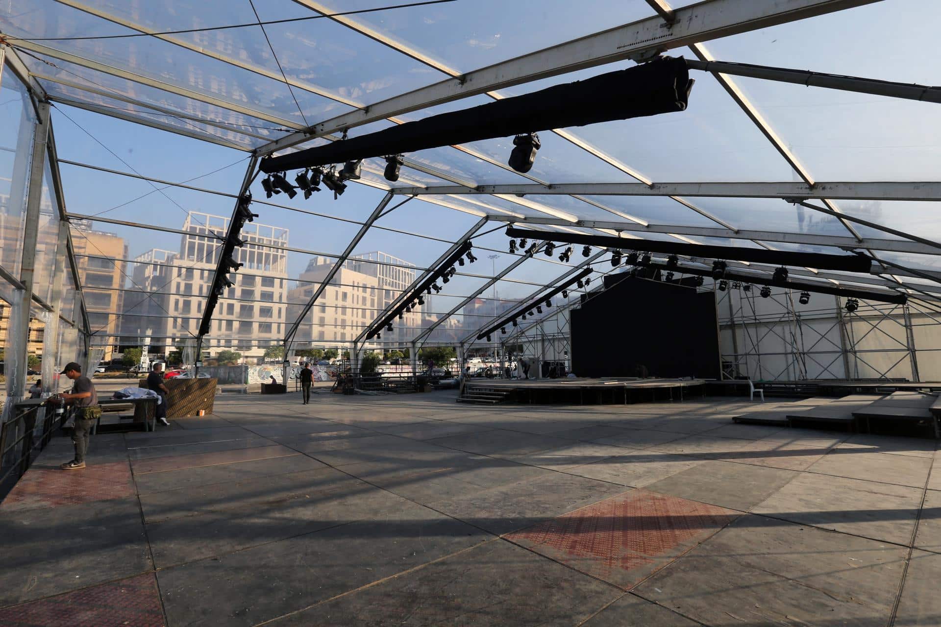 Los trabajadores preparan la plataforma donde el Papa León XIV recibirá a los líderes religiosos libaneses en la Plaza de los Mártires en Beirut, Líbano, 22 de noviembre de 2025. 
EFE/EPA/WAEL HAMZEH
 
//////////
 
BEIRUT (Lebanon), 22/11/2025.- Workers prepare the platform where Pope Leo XIV will receive Lebanese religious leaders in Martyrs' Square in Beirut, Lebanon, 22 November 2025. Pope Leo XIV will visit Lebanon from 30 November to 02 December 2025 on his first apostolic journey to the country. (Papa, Líbano) EFE/EPA/WAEL HAMZEH