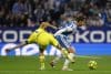 El centrocampista del Espanyol Urko González de Zárate (d) disputa un balón con el delantero del Villarreal Gerard Moreno (i) durante el encuentro de la jornada 12 de Laliga EA Sports que Espanyol y Villarreal disputan en el RCDE Stadium. EFE/ Alberto Estévez
