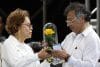 La defensora de derechos humanos y senadora Jahel Quiroga Carrillo (i), entrega una rosa amarilla al presidente de Colombia, Gustavo Petro, este domingo, en Santa Marta (Colombia). EFE/ Mauricio Dueñas Castañeda
