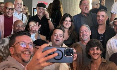 Joselito Hernández, uno de los tres cantantes de El Gran Combo de Puerto Rico, se saca una selfie con los otros artistas y músicos que participan en el nuevo especial navideño del Banco Popular de Puerto Rico durante su presentación este lunes en Fine Arts de Hato Rey en San Juan. EFE/Jorge Muñiz