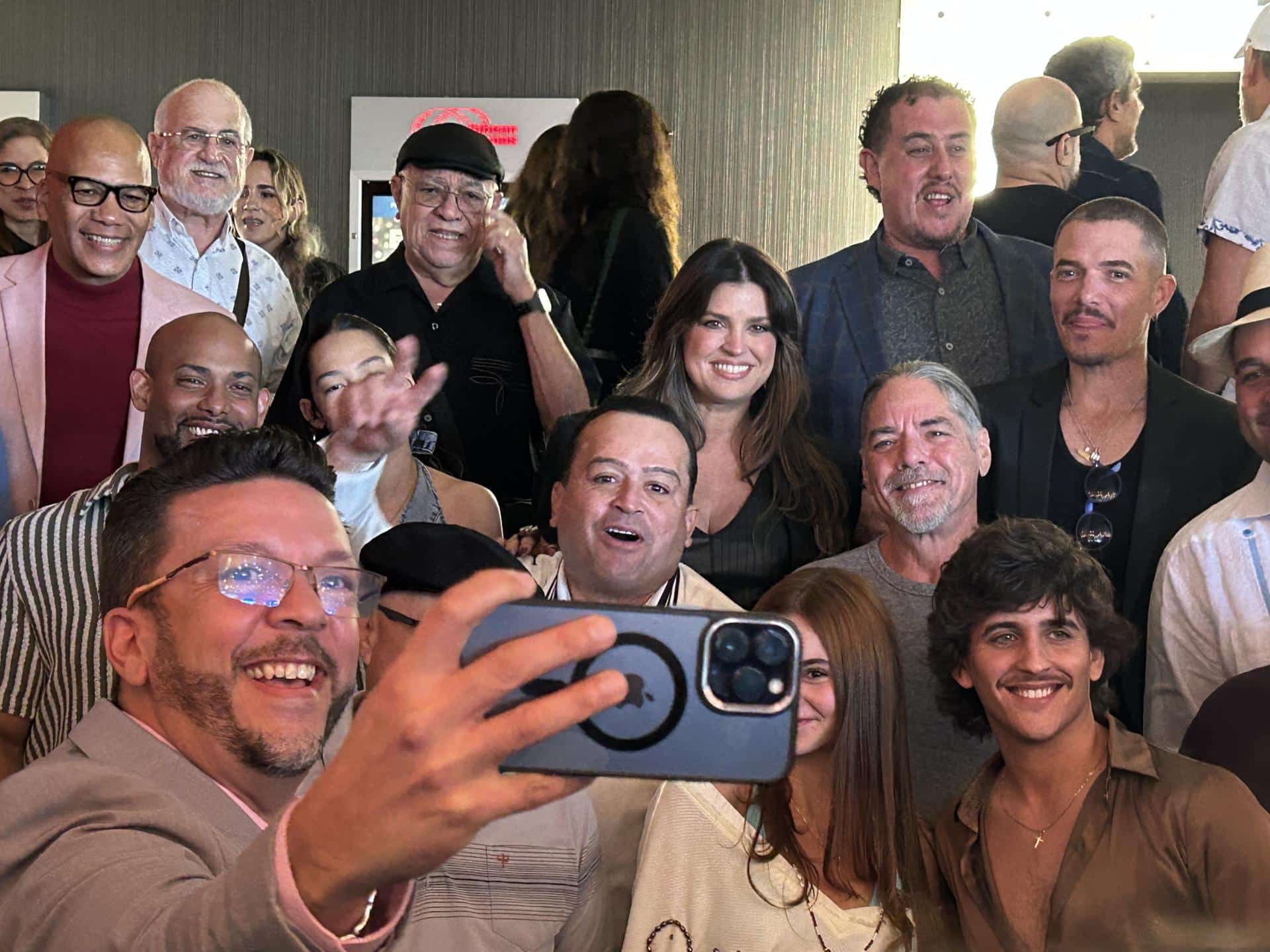 Joselito Hernández, uno de los tres cantantes de El Gran Combo de Puerto Rico, se saca una selfie con los otros artistas y músicos que participan en el nuevo especial navideño del Banco Popular de Puerto Rico durante su presentación este lunes en Fine Arts de Hato Rey en San Juan. EFE/Jorge Muñiz
