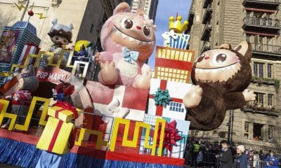 La carroza de Acción de Gracias de Friends en POPCITY con Labubus recorre Central Park West durante el 99º Desfile Anual del Día de Acción de Gracias de Macy's en Nueva York, Nueva York, EE. UU., el 27 de noviembre de 2025. EFE/EPA/Sarah Yenesel