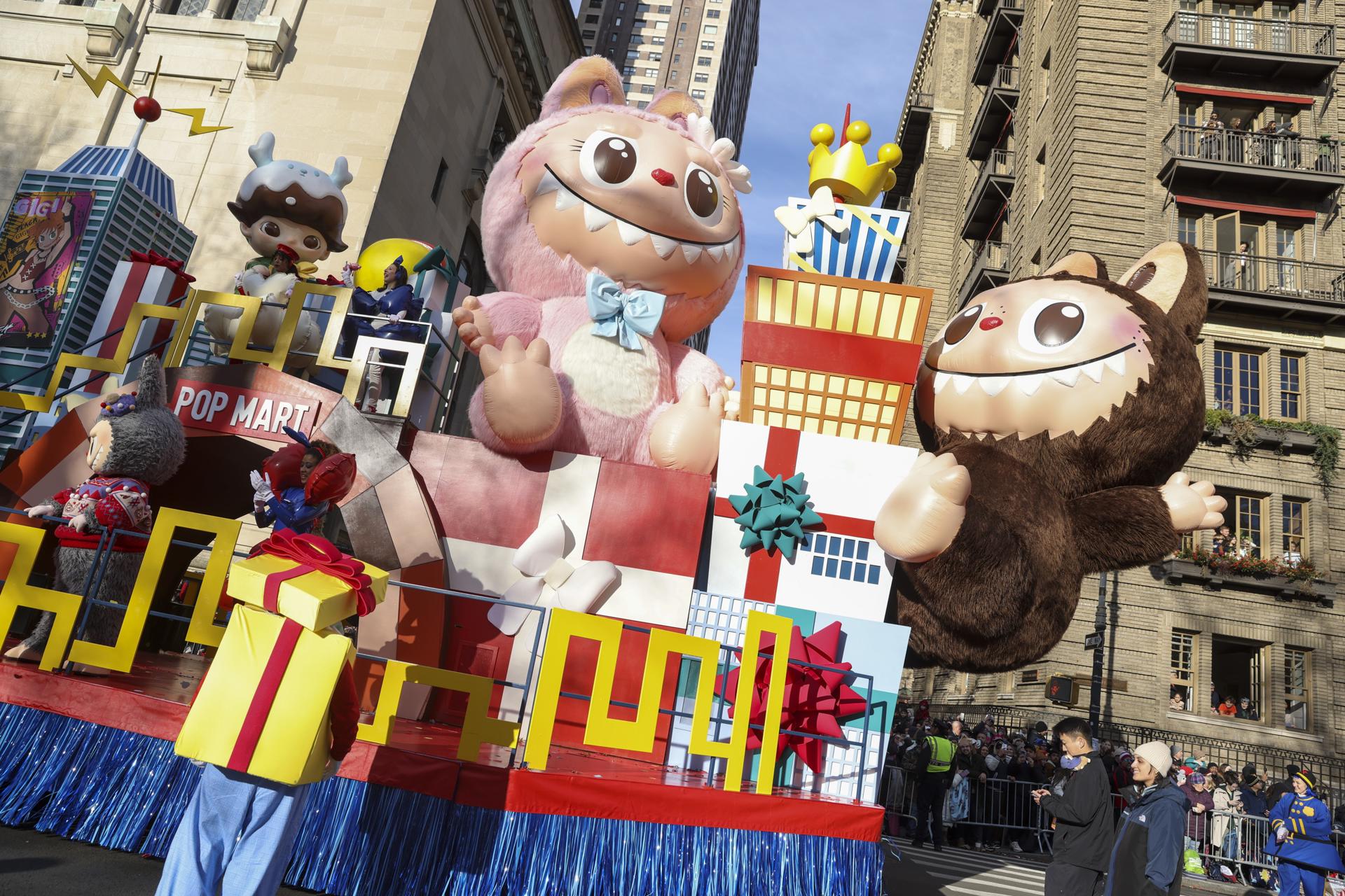 La carroza de Acción de Gracias de Friends en POPCITY con Labubus recorre Central Park West durante el 99º Desfile Anual del Día de Acción de Gracias de Macy's en Nueva York, Nueva York, EE. UU., el 27 de noviembre de 2025. EFE/EPA/Sarah Yenesel