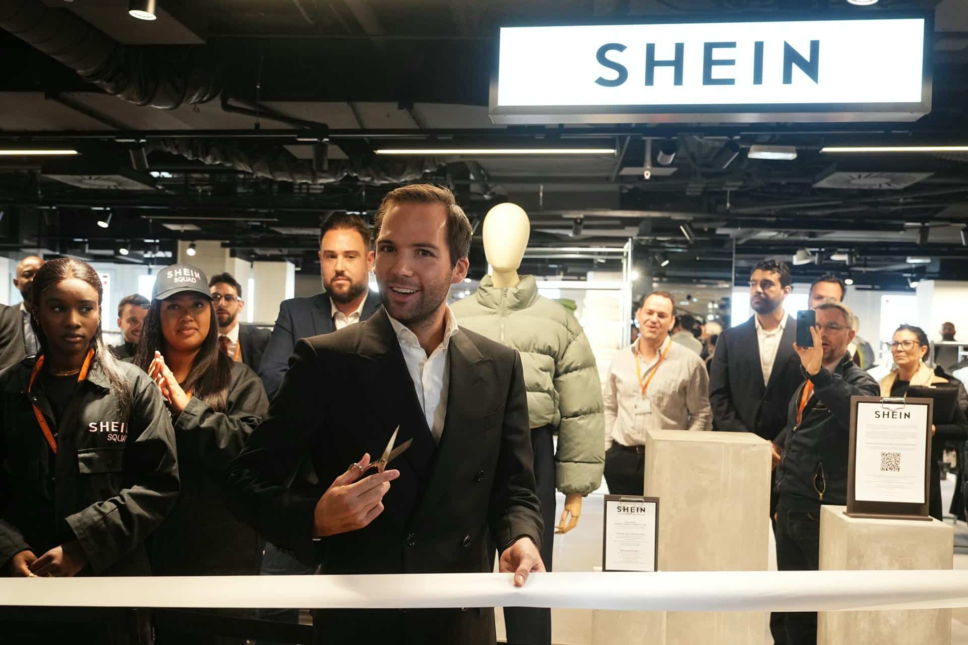 El director de los grandes almacenes BHV, Karl-Stephane Cottendin, se prepara para cortar la cinta en la apertura de la primera tienda física del gigante del comercio electrónico asiático Shein en Europa, en París, el 5 de noviembre de 2025. EFE/EPA/DIMITAR DILKOFF / POOL MAXPPP OUT