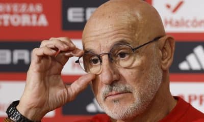 El entrenador de la selección española, Luis de la Fuente, en rueda de prensa este lunes previo al partido ante la selección de Turquía que disputará mañana en el estadio La Cartuja. EFE/Julio Muñoz