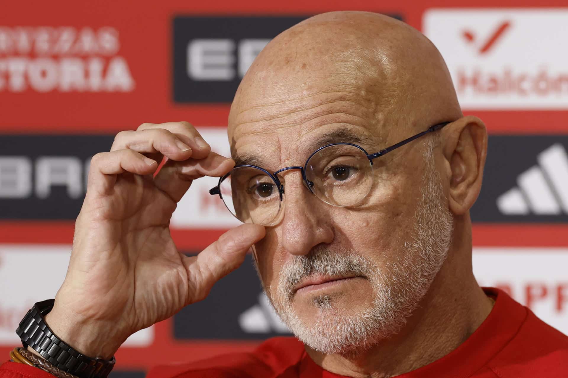 El entrenador de la selección española, Luis de la Fuente, en rueda de prensa este lunes previo al partido ante la selección de Turquía que disputará mañana en el estadio La Cartuja. EFE/Julio Muñoz