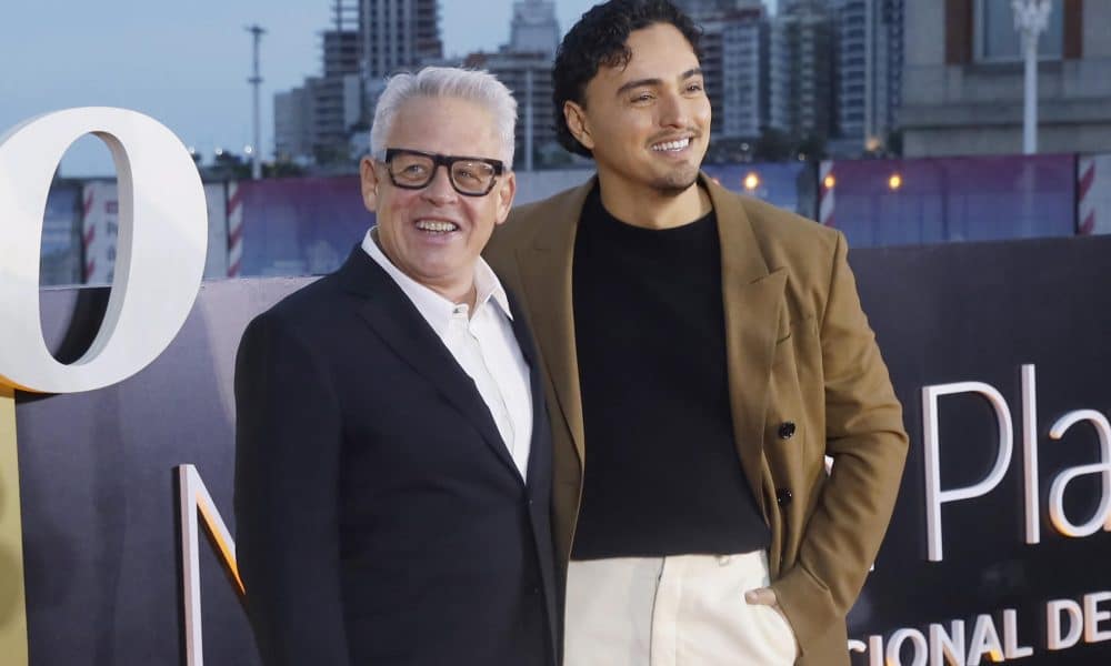 El director de la película ‘El beso de la mujer araña’, Bill Condon (i), posa junto a su protagonista Tonatiuh Elizarraraz (d) en la alfombra roja de la 40 edición del Festival Internacional de Cine de Mar del Plata este jueves, en Mar del Plata (Argentina). EFE/ Vicente Robles