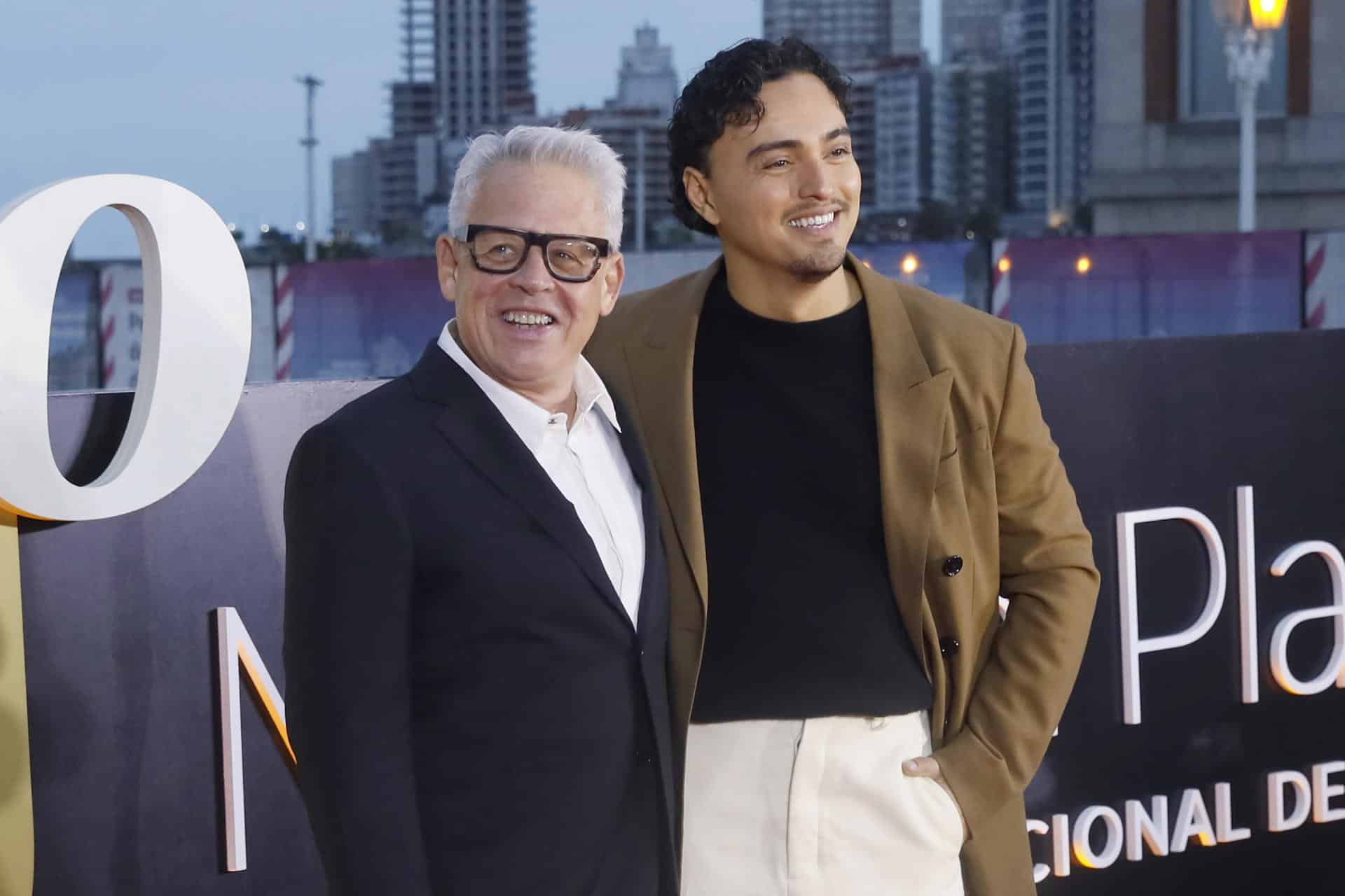 El director de la película ‘El beso de la mujer araña’, Bill Condon (i), posa junto a su protagonista Tonatiuh Elizarraraz (d) en la alfombra roja de la 40 edición del Festival Internacional de Cine de Mar del Plata este jueves, en Mar del Plata (Argentina). EFE/ Vicente Robles
