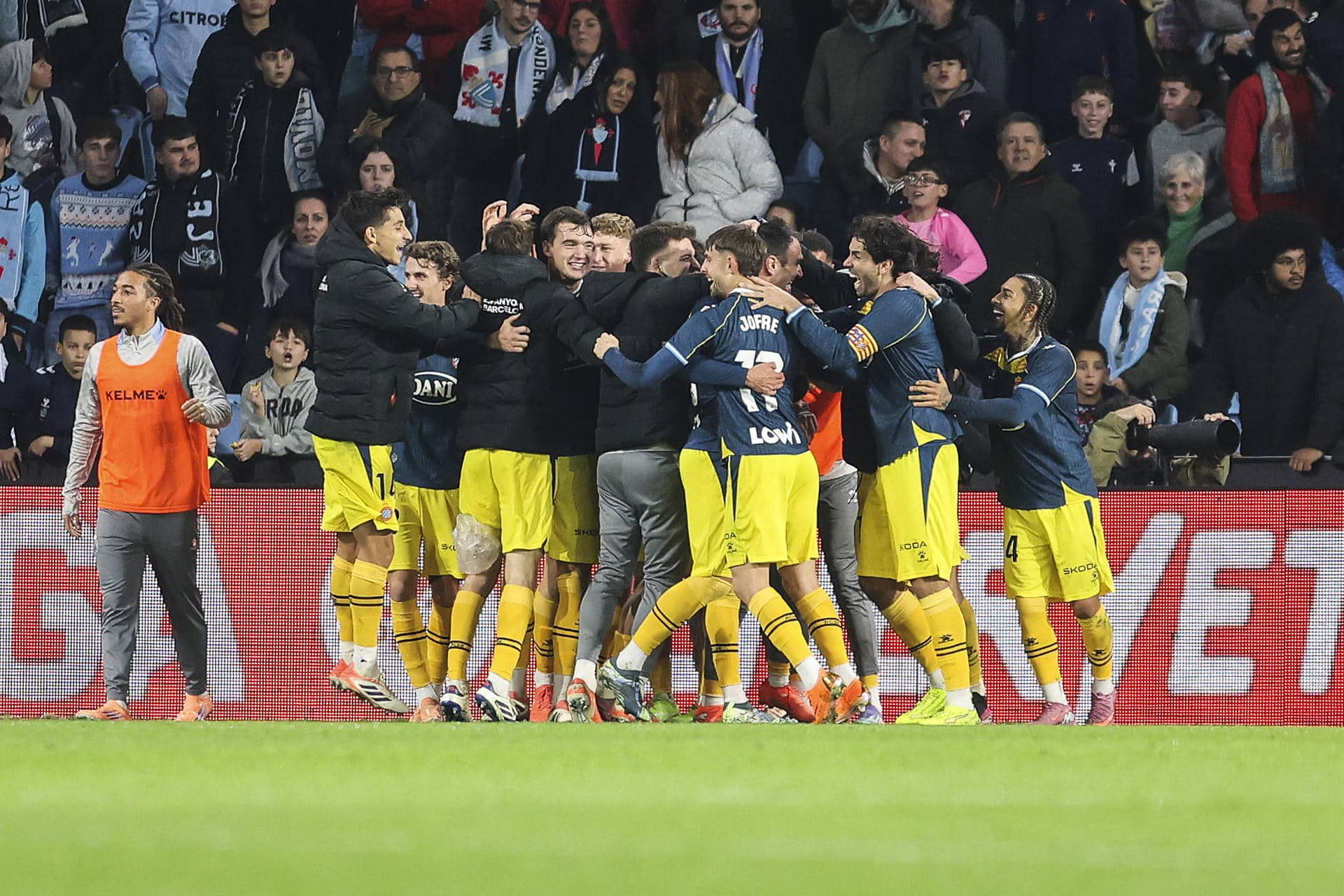 Los jugadores del Espanyol elebran el gol del equipo durante el encuentro correspondiente a la jornada 14 de Laliga EA Sports que disputaron Celta y Espanyol en el Estadio de Balaidos, en Vigo. EFE / Salvador Sas