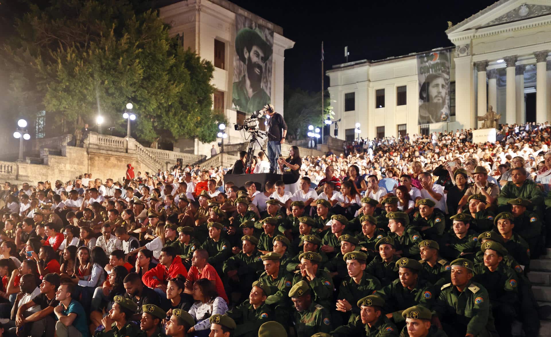 Personas asisten a un homenaje al líder cubano Fidel Castro este martes, en La Habana (Cuba). EFE/ Ernesto Mastrascusa
