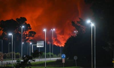 Fotografía donde se ve una nube humo tras una explosión este viernes, en una fábrica en el área industrial de Ezeiza, a unos 36 km de Buenos Aires (Argentina). EFE/ STR