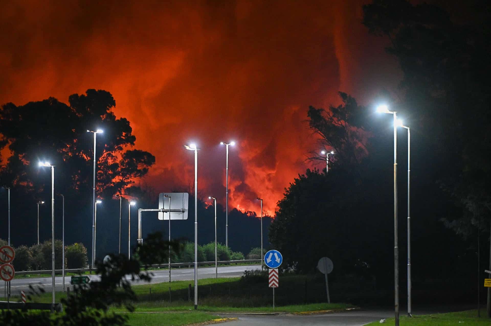Fotografía donde se ve una nube humo tras una explosión este viernes, en una fábrica en el área industrial de Ezeiza, a unos 36 km de Buenos Aires (Argentina). EFE/ STR