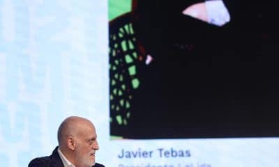 El presidente de La Liga de España, Javier Tebas, reacciona durante su intervención sobre liderazgo en el mercado del fútbol global en el Olé Summit 2025.. EFE/ Juan Ignacio Roncoroni