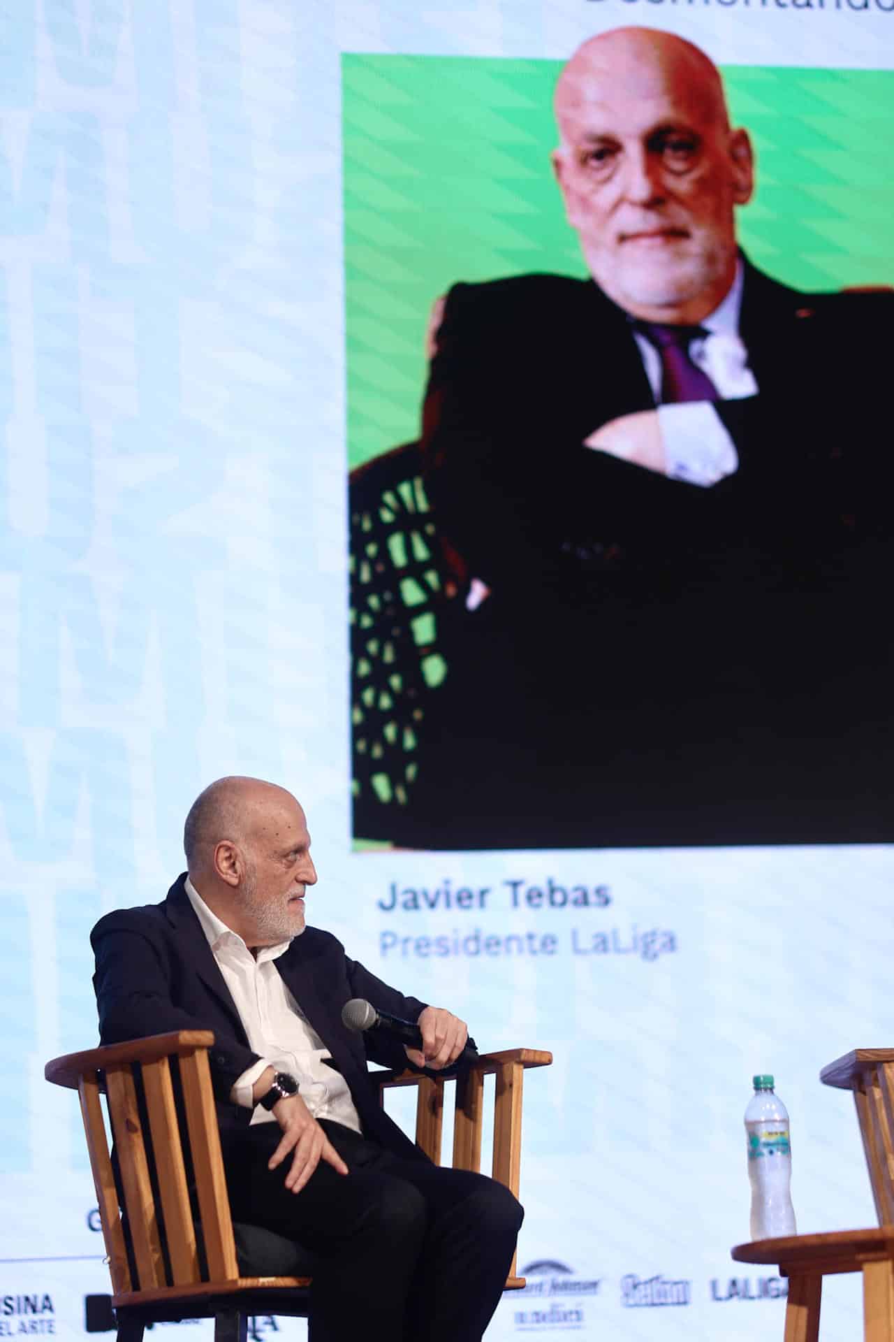 El presidente de La Liga de España, Javier Tebas, reacciona durante su intervención sobre liderazgo en el mercado del fútbol global en el Olé Summit 2025.. EFE/ Juan Ignacio Roncoroni