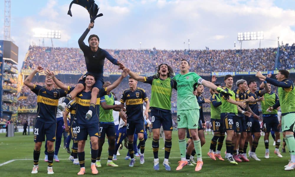 Jugadores de Boca Juniors celebran este domingo la victoria maciza por 2-0 sobre River Plate en el superclásico del fútbol argentino jugado en el estadio La Bombonera, de Buenos Aires. EFE/ Adan González