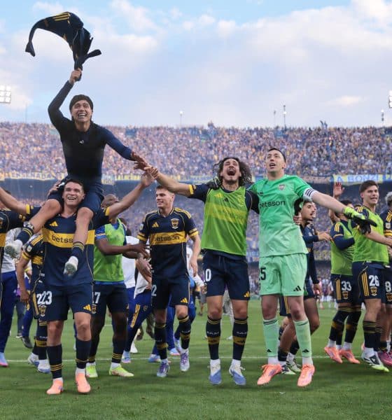Jugadores de Boca Juniors celebran este domingo la victoria maciza por 2-0 sobre River Plate en el superclásico del fútbol argentino jugado en el estadio La Bombonera, de Buenos Aires. EFE/ Adan González
