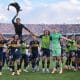 Jugadores de Boca Juniors celebran este domingo la victoria maciza por 2-0 sobre River Plate en el superclásico del fútbol argentino jugado en el estadio La Bombonera, de Buenos Aires. EFE/ Adan González