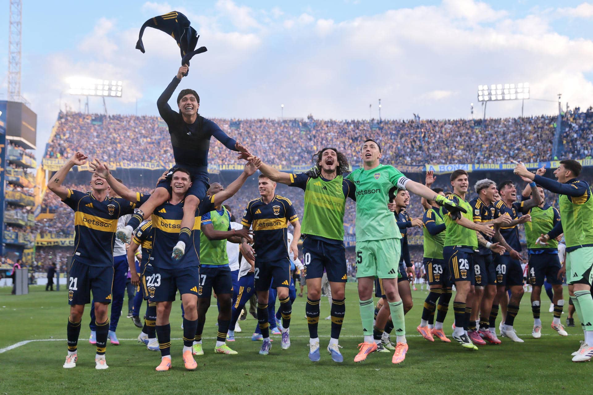 Jugadores de Boca Juniors celebran este domingo la victoria maciza por 2-0 sobre River Plate en el superclásico del fútbol argentino jugado en el estadio La Bombonera, de Buenos Aires. EFE/ Adan González