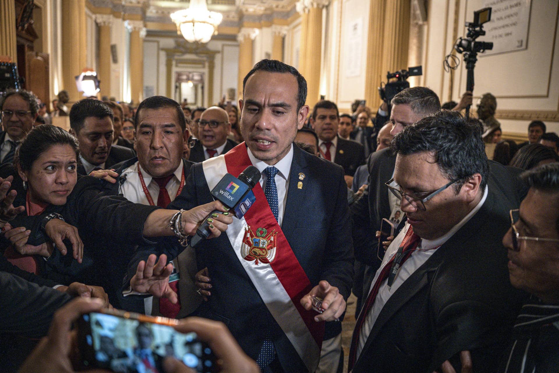 Fotografía de archivo del presidente interino de Perú, José Jerí, al atender a la prensa, en Lima (Perú). EFE/John Reyes