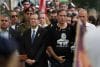 El presidente israelí, Isaac Herzog (C-I), junto a Hagit Chen (C-D), padre del fallecido soldado israelí-estadounidense Itay Chen, durante el funeral de Itay en el cementerio Kiryat Shaul en Tel Aviv, Israel, el 9 de noviembre de 2025. EFE/EPA/ABIR SULTAN