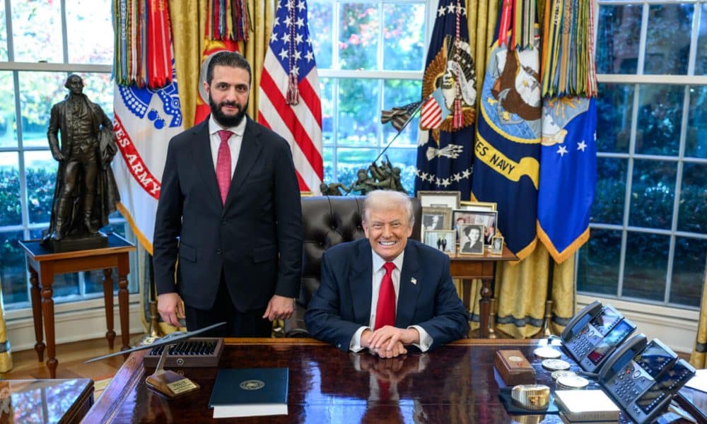 - Fotografía tomada de la cuenta en Truth Social @realDonaldTrump del presidente de Estados Unidos, Donald Trump, posando con homólogo sirio, Ahmed Al-Sharaa, este lunes, en la Casa Blanca en Washington (EE.UU.). EFE/ @realDonaldTrump /SOLO USO EDITORIAL/ SOLO DISPONIBLE PARA ILUSTRAR LA NOTICIA QUE ACOMPAÑA (CRÉDITO OBLIGATORIO)