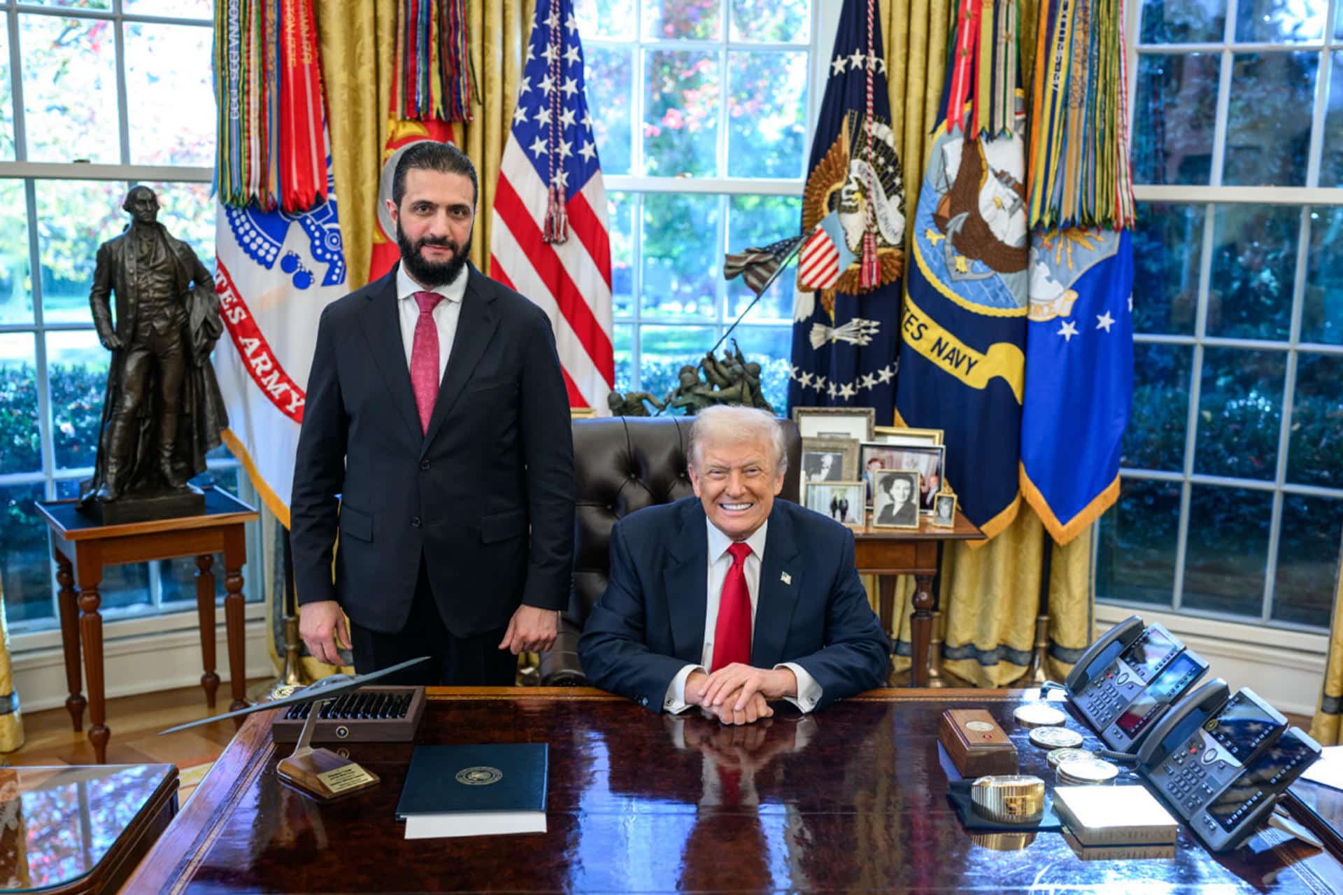 - Fotografía tomada de la cuenta en Truth Social @realDonaldTrump del presidente de Estados Unidos, Donald Trump, posando con homólogo sirio, Ahmed Al-Sharaa, este lunes, en la Casa Blanca en Washington (EE.UU.). EFE/ @realDonaldTrump /SOLO USO EDITORIAL/ SOLO DISPONIBLE PARA ILUSTRAR LA NOTICIA QUE ACOMPAÑA (CRÉDITO OBLIGATORIO)