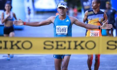 El corredor de fondo panameño Jorge Castelblanco celebra al ganar el Maratón Internacional de Panamá en Ciudad de Panamá. EFE/Bienvenido Velasco