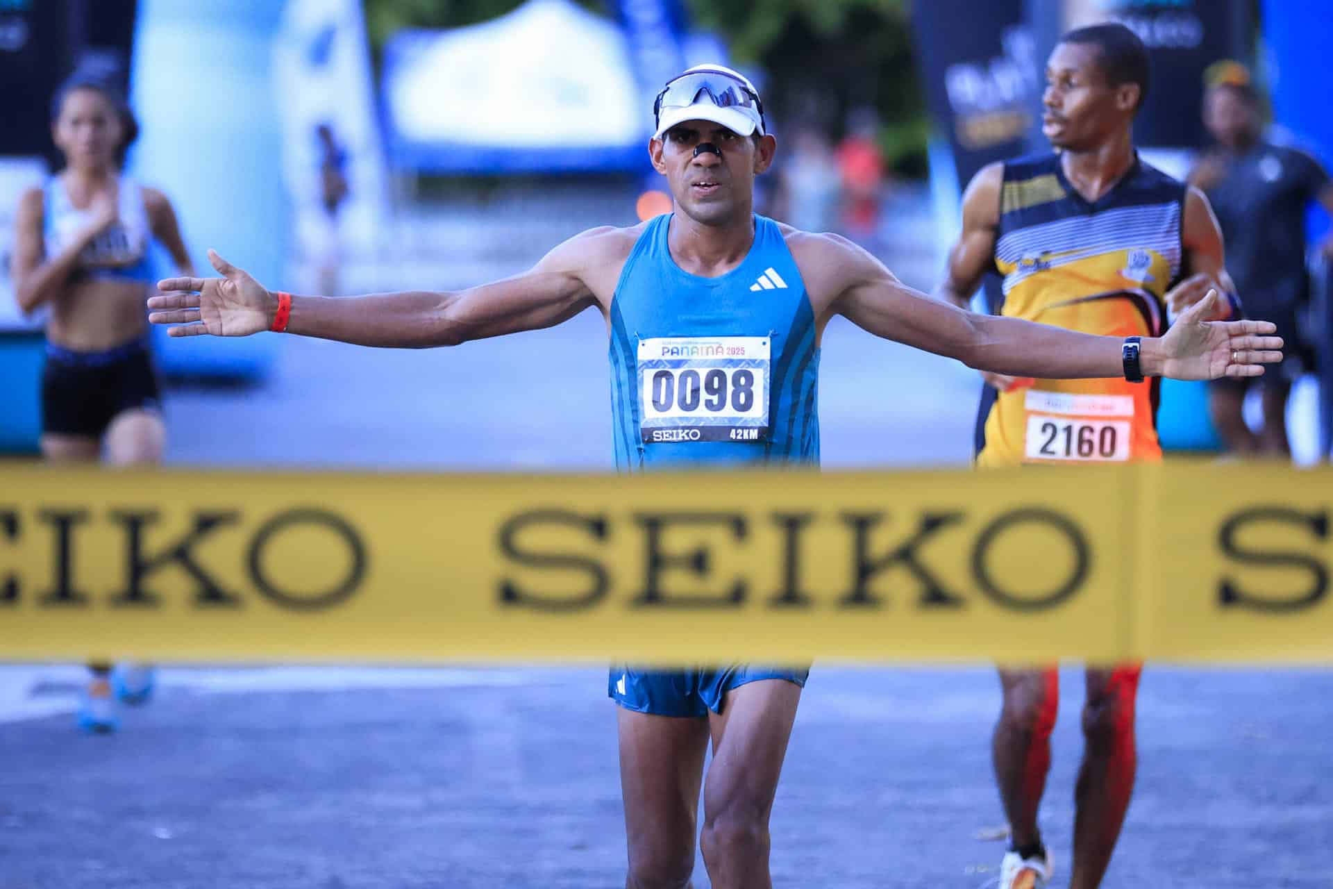 El corredor de fondo panameño Jorge Castelblanco celebra al ganar el Maratón Internacional de Panamá en Ciudad de Panamá. EFE/Bienvenido Velasco