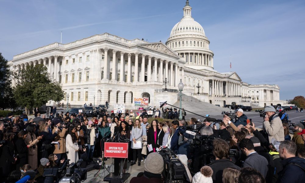 Sobrevivientes de abuso hablan durante una conferencia de prensa en el Capitolio de los Estados Unidos en Washington, DC, EE. UU., el 18 de noviembre de 2025. EFE/EPA/Luke Johnson