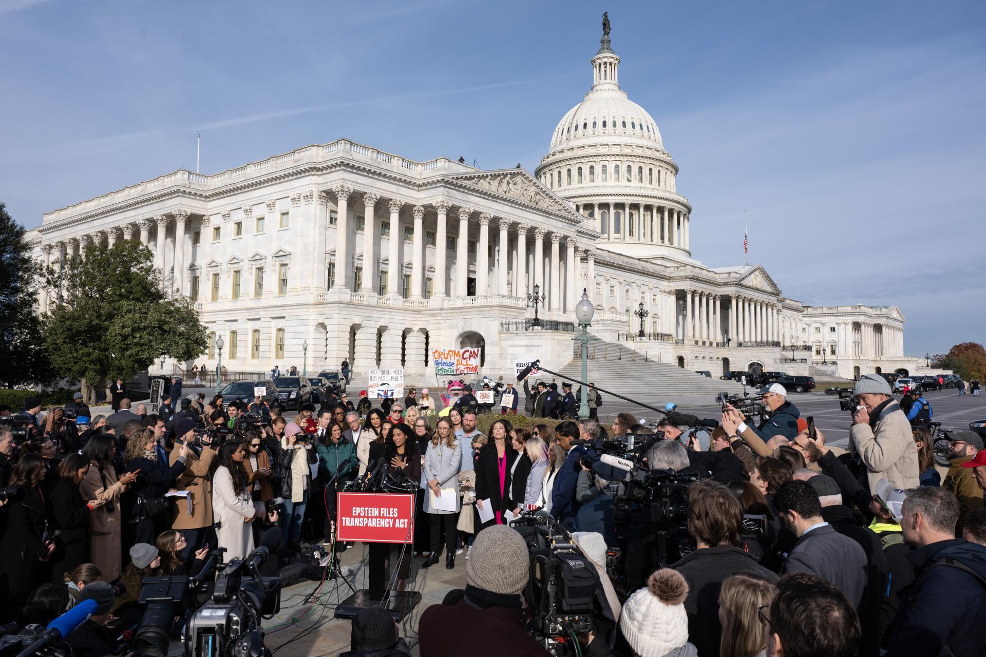 Sobrevivientes de abuso hablan durante una conferencia de prensa en el Capitolio de los Estados Unidos en Washington, DC, EE. UU., el 18 de noviembre de 2025. EFE/EPA/Luke Johnson